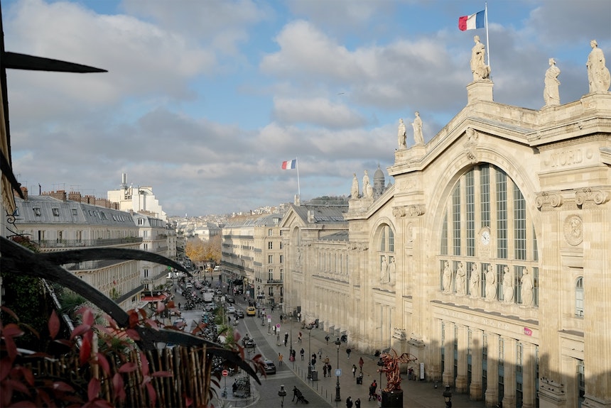 Bienvenue à Paris – Aussicht vom (Balkon)Fenster – Gare du Nord, Sacré-Cœur de Montmartre und wehende Fahnen