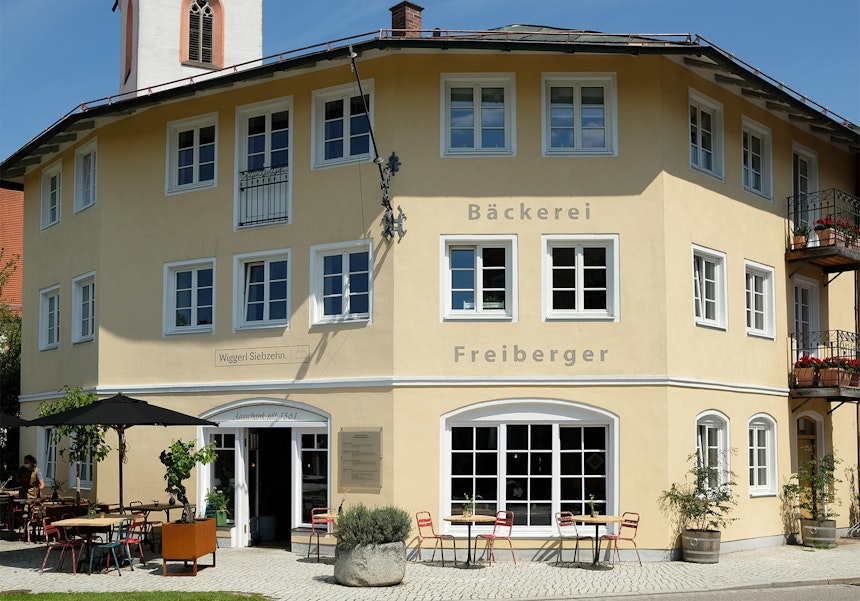 Stammhaus der altehrwürdigen Bäckerei Freiberger, Brotbackkunst und Ausschank seit Jahrhunderten 