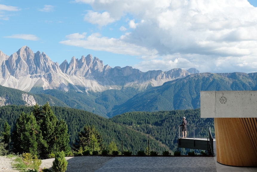 (Urlaubs)Architektur mit Weitblick – das »Anders« (Martin Gruber Architekt) gegenüber der Südtiroler Geislerspitzen, Brixen 