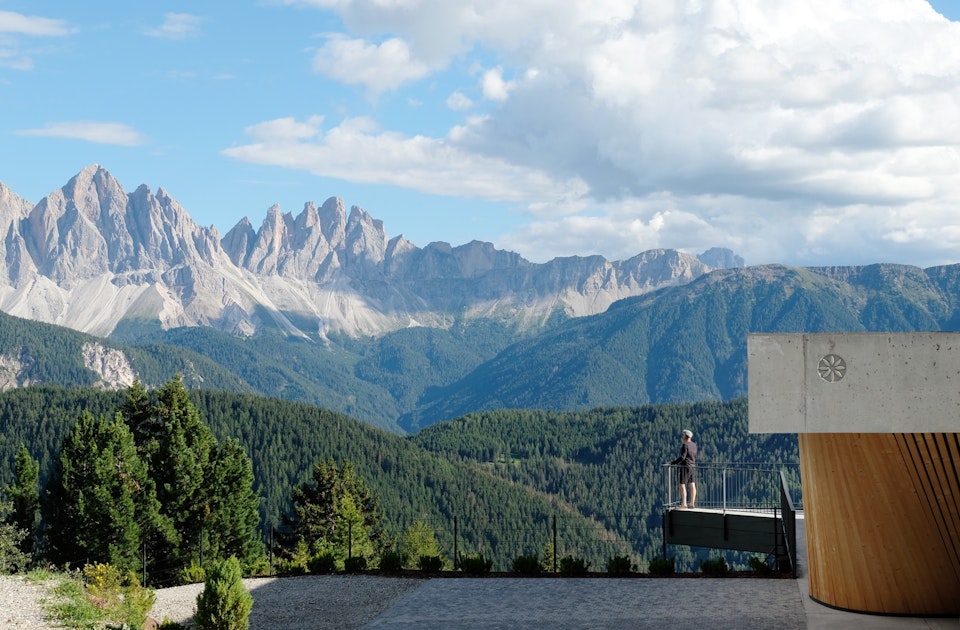 (Urlaubs)Architektur mit Weitblick – das »Anders« (Martin Gruber Architekt) gegenüber der Südtiroler Geislerspitzen, Brixen 