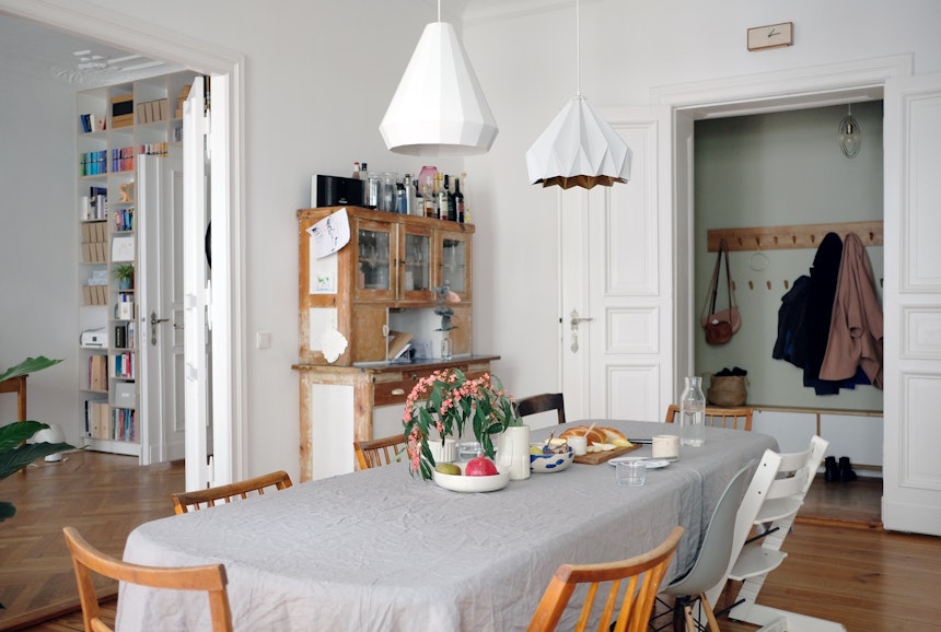 Altbauliebe – Die Küche besitzt zwei Flügeltüren, die meist offen stehen, Wandfarbe im Flur – Ash Grey, Farrow & Ball