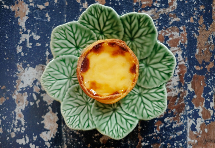 Süß – Pastel de Nata auf Keramik-Geschirr
