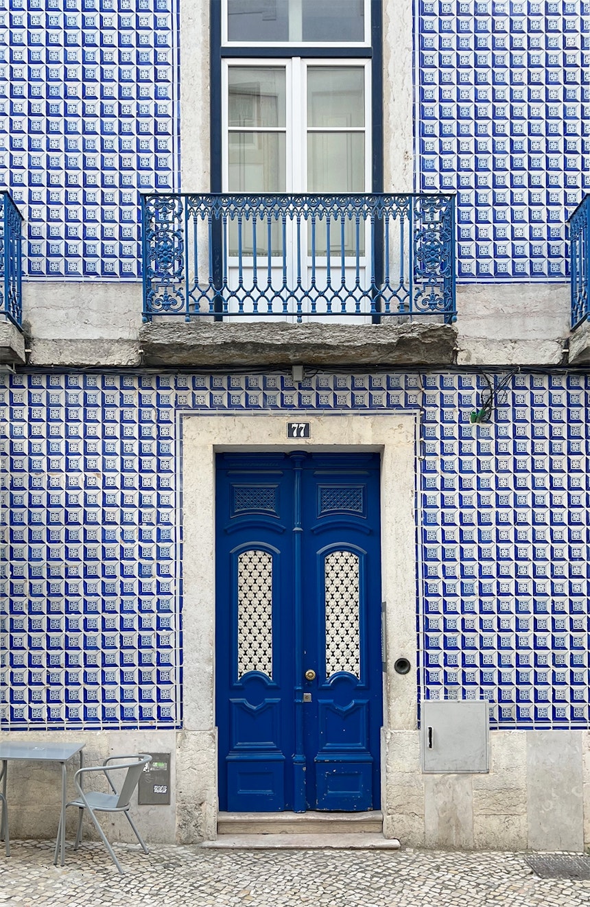 Azulejos – An den kunstvoll gefliesten Häuserfassaden Lissabons kann man sich nicht satt sehen, links unten im Bild der typisch portugiesische Barstuhl »Estoril« 