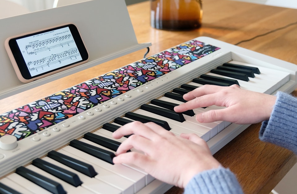 Verführt zum Spielen und macht glücklich – Das Keyboard Casiotone CT-S1FH, gestaltet vom brasilianischen Pop-Art-Künstler Romero Britto für Casio