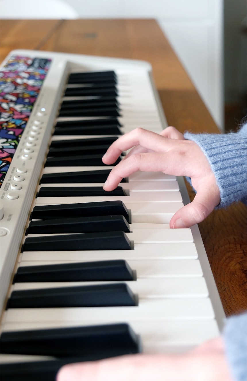 Nach 9 Jahren Klavierschule spielt Masha wie eine Virtuosin