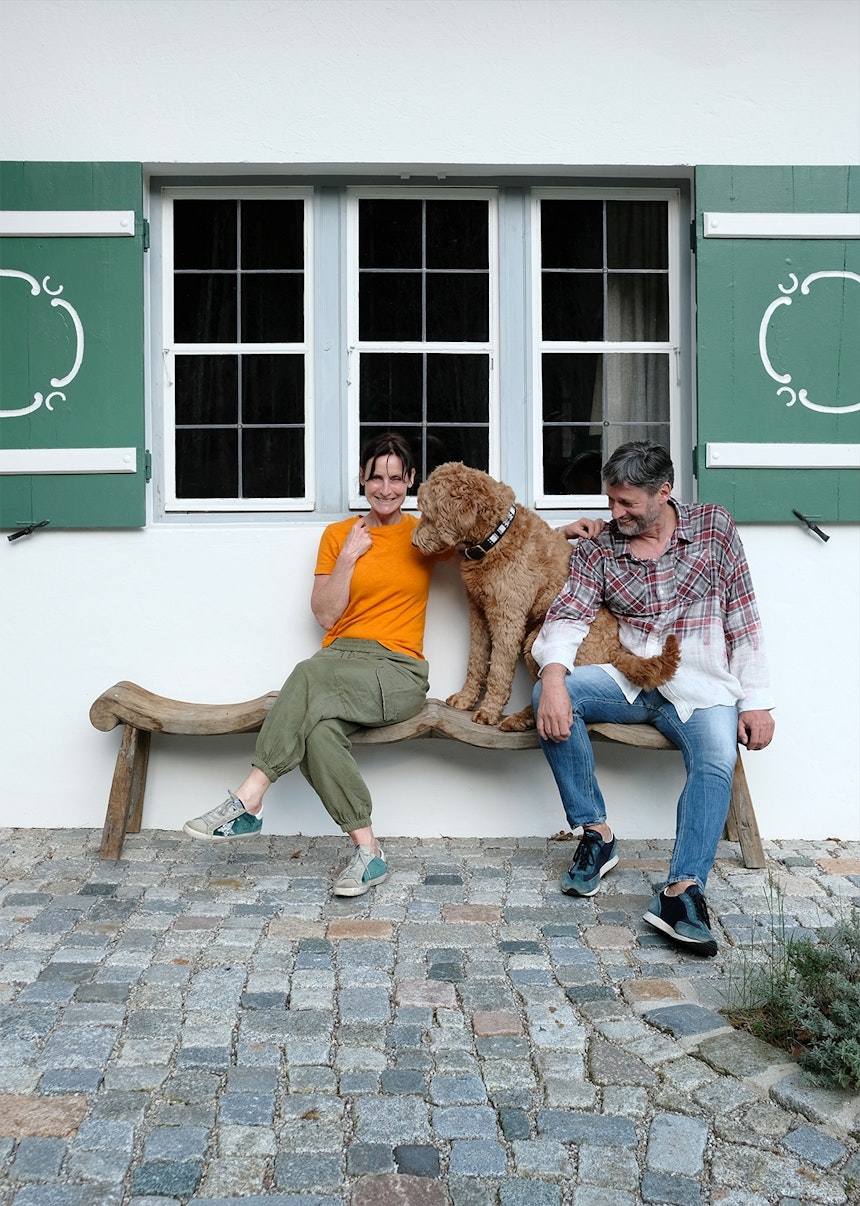 Petra Glinski & Karl Ulrich mit Rooney wohnen (ebenfalls wahnsinnig schön) im hinteren Gebäudeteil des Anwesens