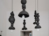 Handgemacht aus schwarzem Ton – Die Circc Modul-Pendelleuchte im IAAI-Showroom besteht aus 64 Einzelteilen 