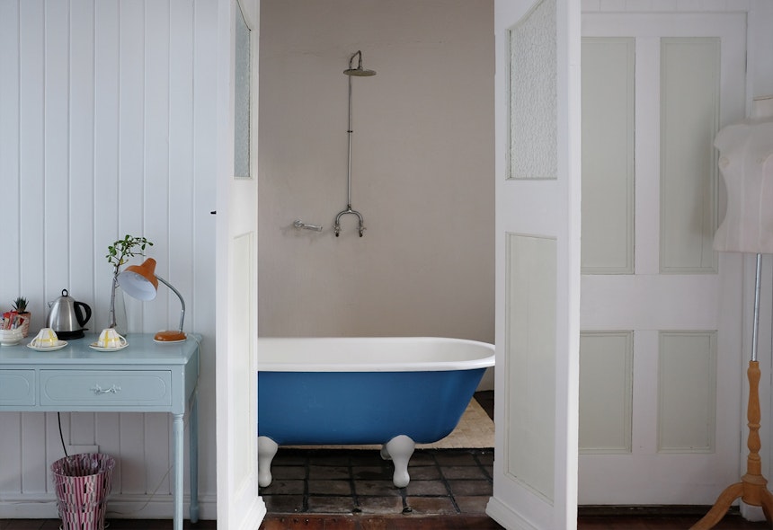 Jedes Zimmer im La Grenadine ist individuell und sehr charmant eingerichtet – Zimmer 4 hat nicht nur eine gemütliche blaue Badewanne, sondern auch eine Terrasse mit Blick auf den Tafelberg