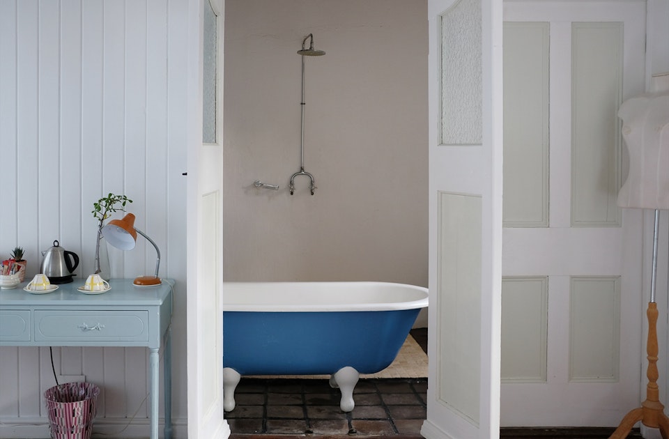 Jedes Zimmer im La Grenadine ist individuell und sehr charmant eingerichtet – Zimmer 4 hat nicht nur eine gemütliche blaue Badewanne, sondern auch eine Terrasse mit Blick auf den Tafelberg