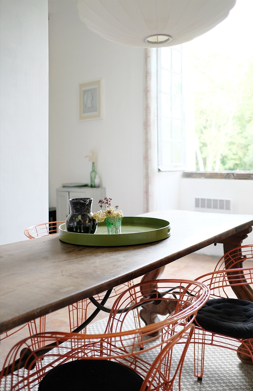 Esstisch mit Vintagestühlen im Apartment »Pomme«