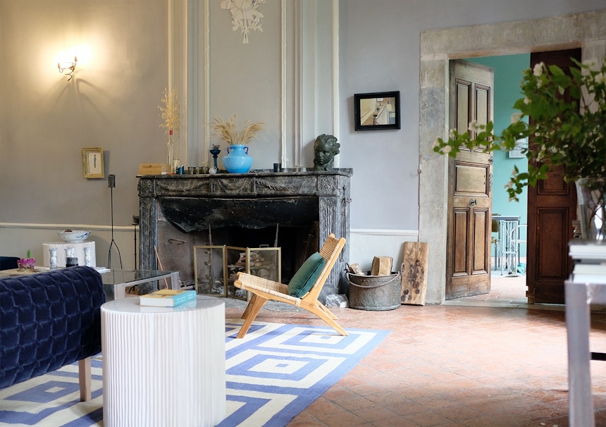 Royales Wohnzimmer – In der Manufacture gibt es viele Plätze zum Entspannen und sich Zurückziehen oder auch zum Beieinandersitzen mit anderen Gästen (wie hier am Kamin, wo an kühlen Tagen ein Feuerchen gemacht wird), Möbelstücke von CFOC, Paris