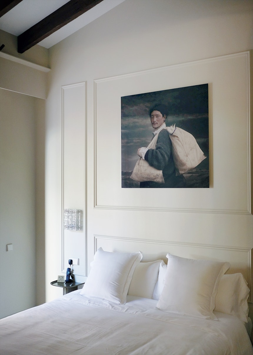 Zimmer »Irma« mit Kunst (Commerçant tibétain) von Yang Bin, Farrow & Ball's Joas's White No 226 an den Wänden und Blick in den Patio