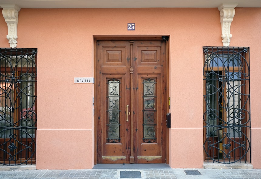 La Novieta, erbaut 1924, ist ein typisches valencianisches Stadthaus mit hübscher Fassade und vielen im Original erhaltenen Details