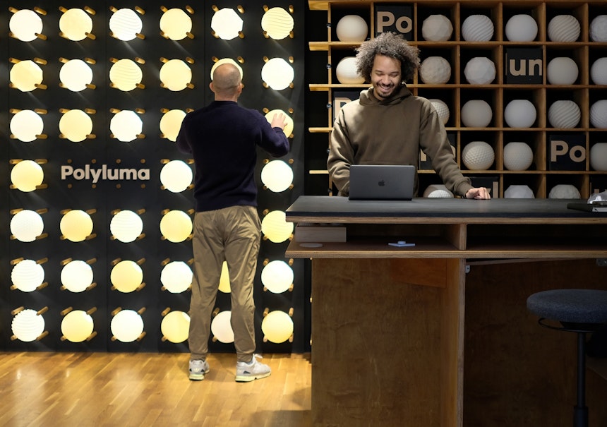 Polyluma-Gründer Johannes Schacht (am Laptop) und CCO Oliver Stark im 2021 eröffneten Showroom in der Torstraße, Berlin Mitte