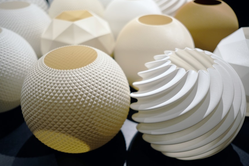 Bisher gibt es 7 verschiedene Lampenschirme in drei Farben bzw. Materialvarianten, hergestellt aus Maisstärke, Mineralien und natürlichem Kunststoff PLA in selbst gebauten und programmierten 3D-Druckern 