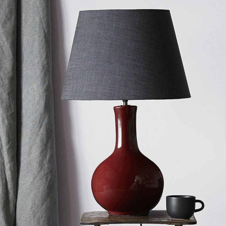 Foto ©Pooky: nellie table lamp in an oxblood glaze