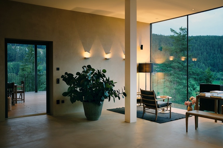 Dank der verglasten Fassade sitzen die Gäste nicht nur auf der überdachten Terrasse mitten in der Natur