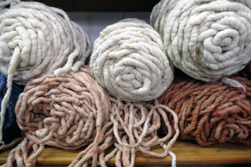 Die Wolle in zeitlosen Naturtönen stammt von heimischen Schafrassen wie Coburger Fuchs, Steinschaf, Juraschaf oder dem Tiroler Bergschaf, für alle anderen Farben wird neuseeländische weiße Wolle in Oberfranken gefärbt (nach Ökotex Standard 100) 