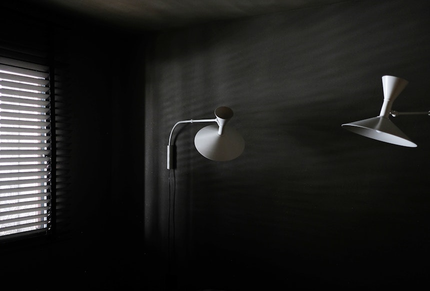 Dunkel eingefärbter Tonputz im Gästezimmer – Bühne frei für 2 x »Lampe de Marseille«, Nemo Lighting