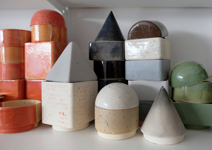 KNSTRKT Sets – Von der Mailänder Designergruppe Memphis (1980er Jahre) inspirierte Keramikserie mit vielen verschiedenen stapelbaren Formen und bunten Glasuren