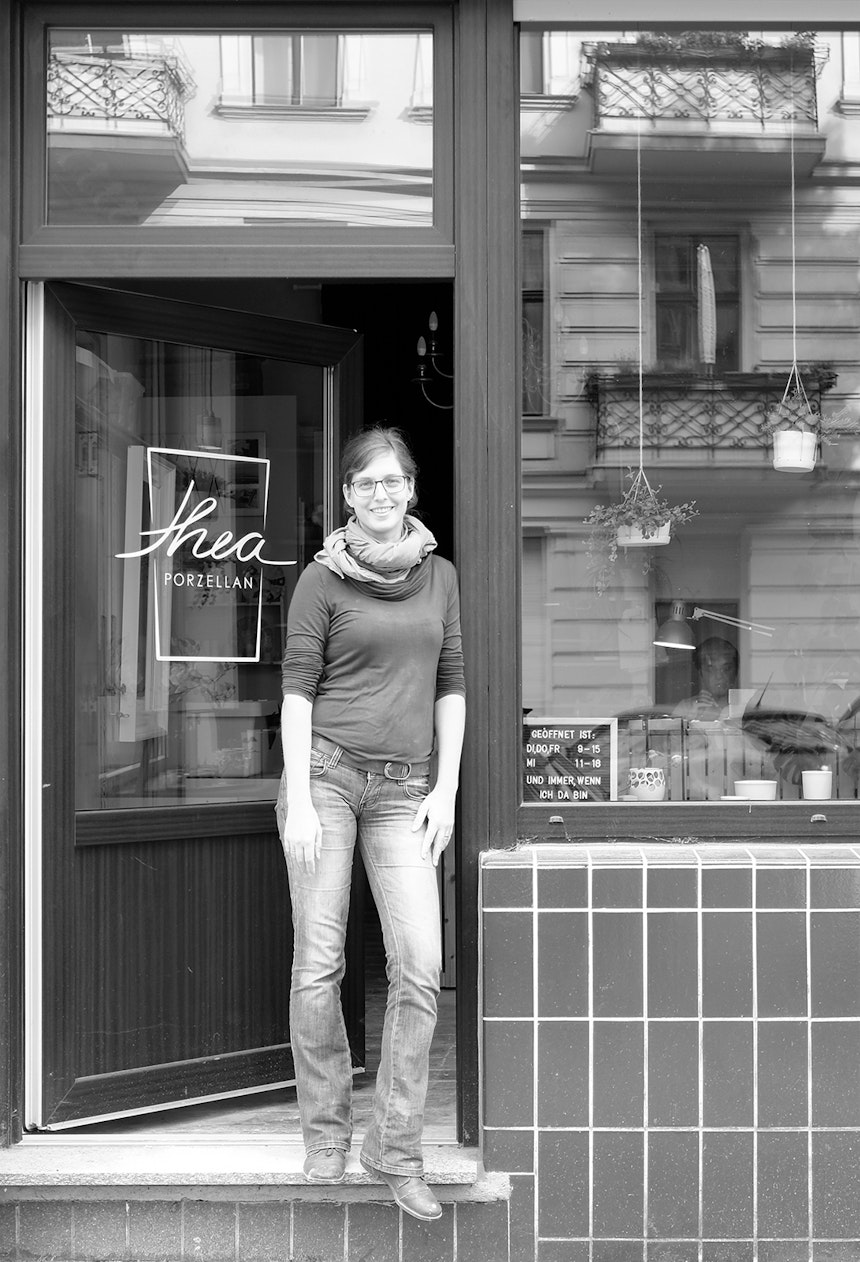 Designerin Andrea Degener (»Oh, ich bin ja voller Porzellanstaub!«) vor ihrer Ladenwerkstatt