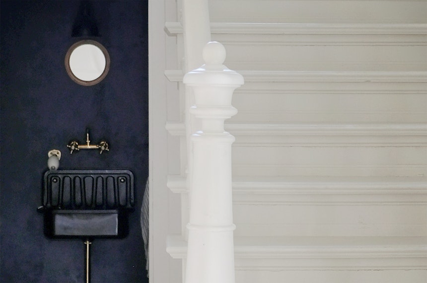 Keep it simple und small – Die dunkel gestrichene Gästetoilette (Railings, Farrow & Ball) mit einem klassischen Ausgussbecken, veredelt mit Messing-Armaturen 