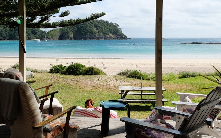 »Strandhütten« werden in Neuseeland als »Bach« bezeichnet, auch wenn es sich um schicke Beachhäuser handelt