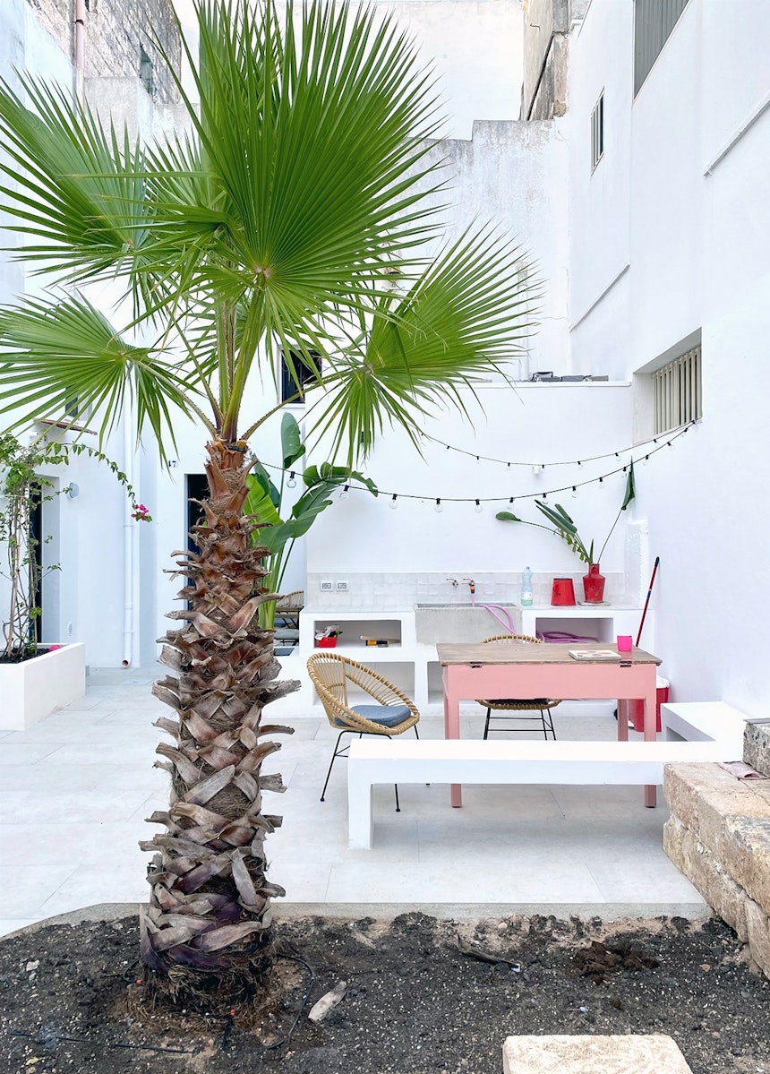 Sanierung eines kleinen Stadthauses mit (neuer) Palme in Tricase, Apulien Foto: © Ulrike Kabyl