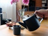 Passt perfekt ins Design Setting des Retro-Interiors: Teekanne Duet Design Boston des niederländischen Herstellers Bredemeijer