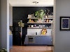 Blick in die Küche – Wände in Railings (F&B), vom Tischler angefertigte Fronten für IKEA-Küche