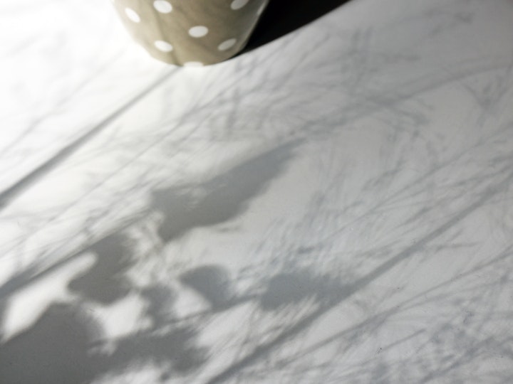 Schattenspiel auf der Schreibtischplatte