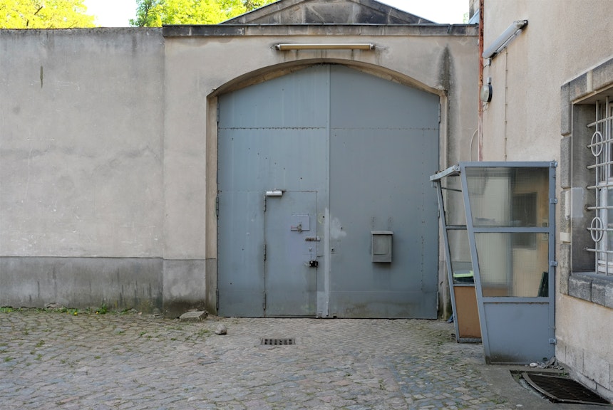 Kleine Tür im großen Tor