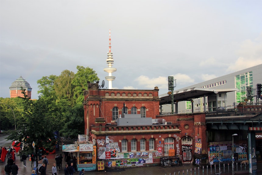Blick vom Balkon auf den S-Bahnhof Sternschanze