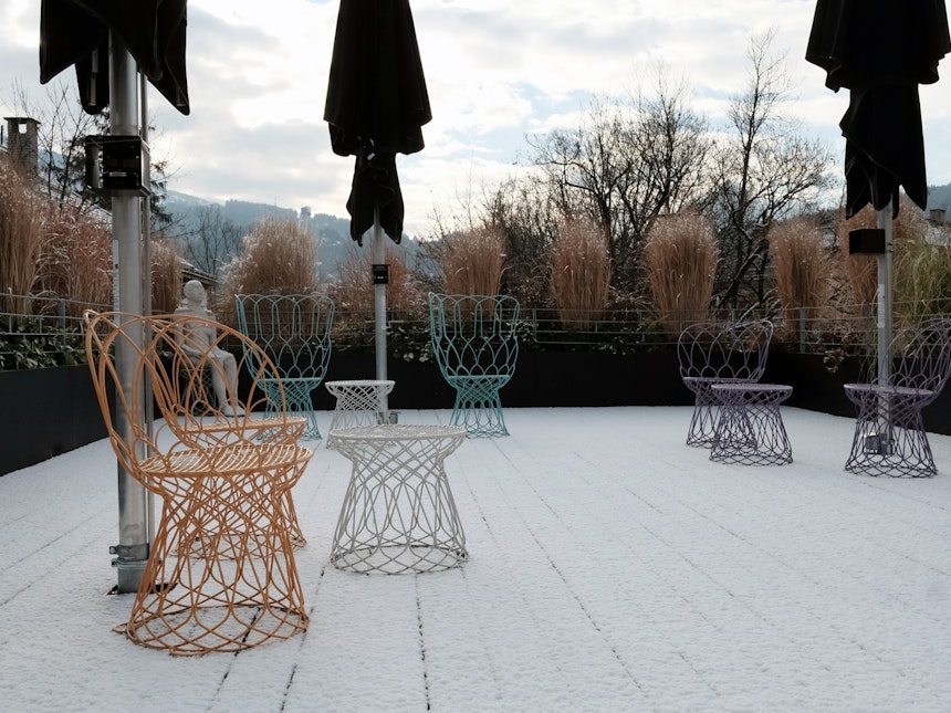 Winterlich – Die Dachterrasse des Nala Boutiquehotels mit filigranen Outdoor Möbeln von Patricia Urquiola