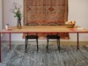 Schöne Kombination – Tisch LEVIS (pulverbeschichteter Stahl und Eiche von IRDEN) und die Teppiche von Berberlin 