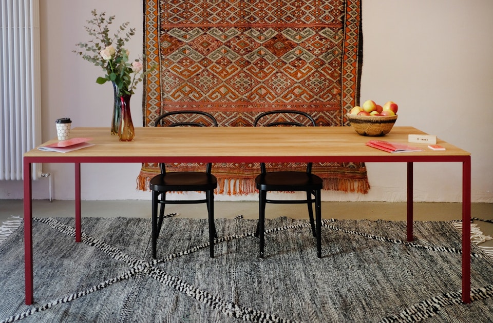 Schöne Kombination – Tisch LEVIS (pulverbeschichteter Stahl und Eiche von IRDEN) und die Teppiche von Berberlin 