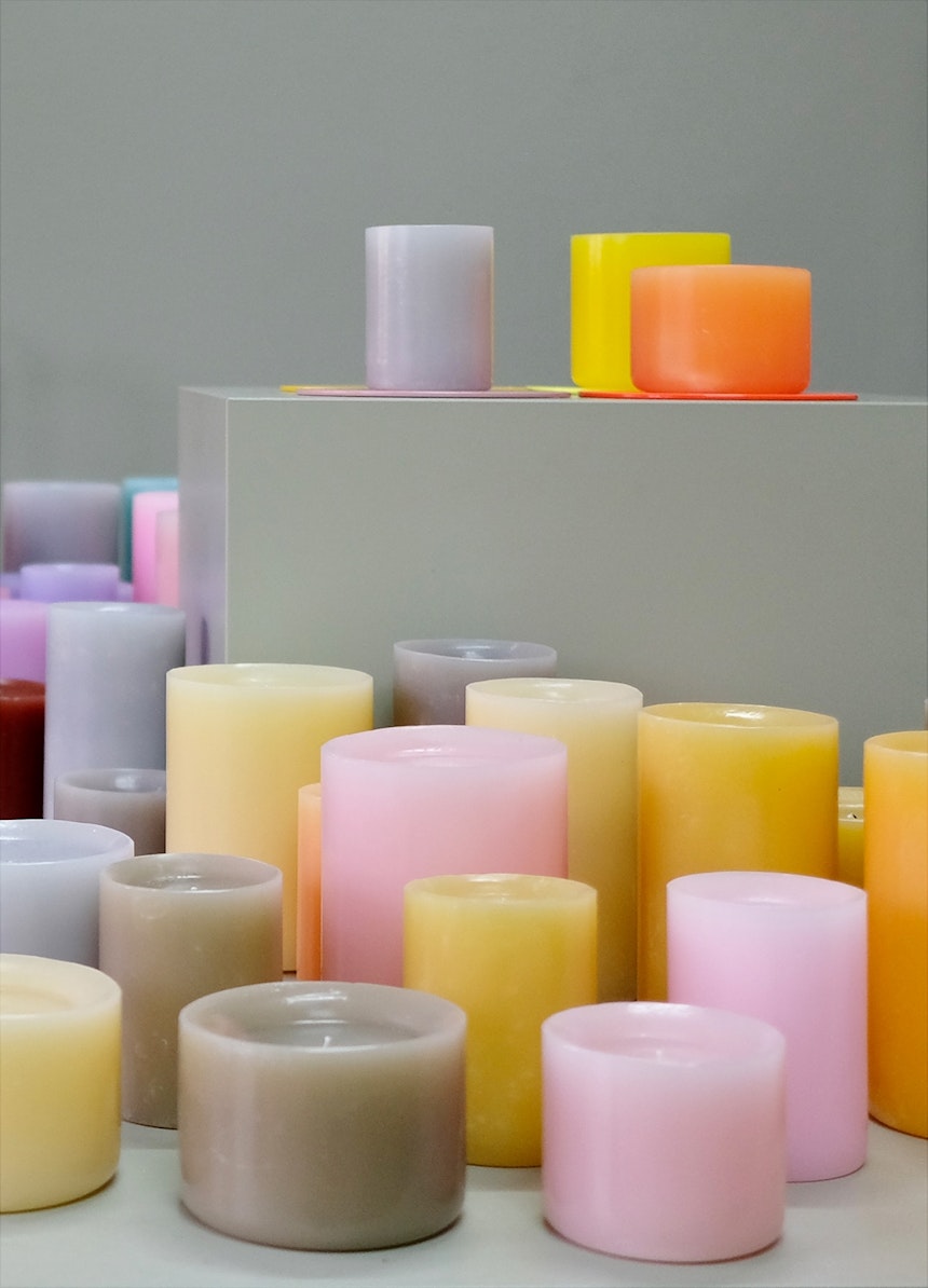 Weil sie so schön sind: Durchgefärbte Kerzen, von Hand gemacht in Bayern