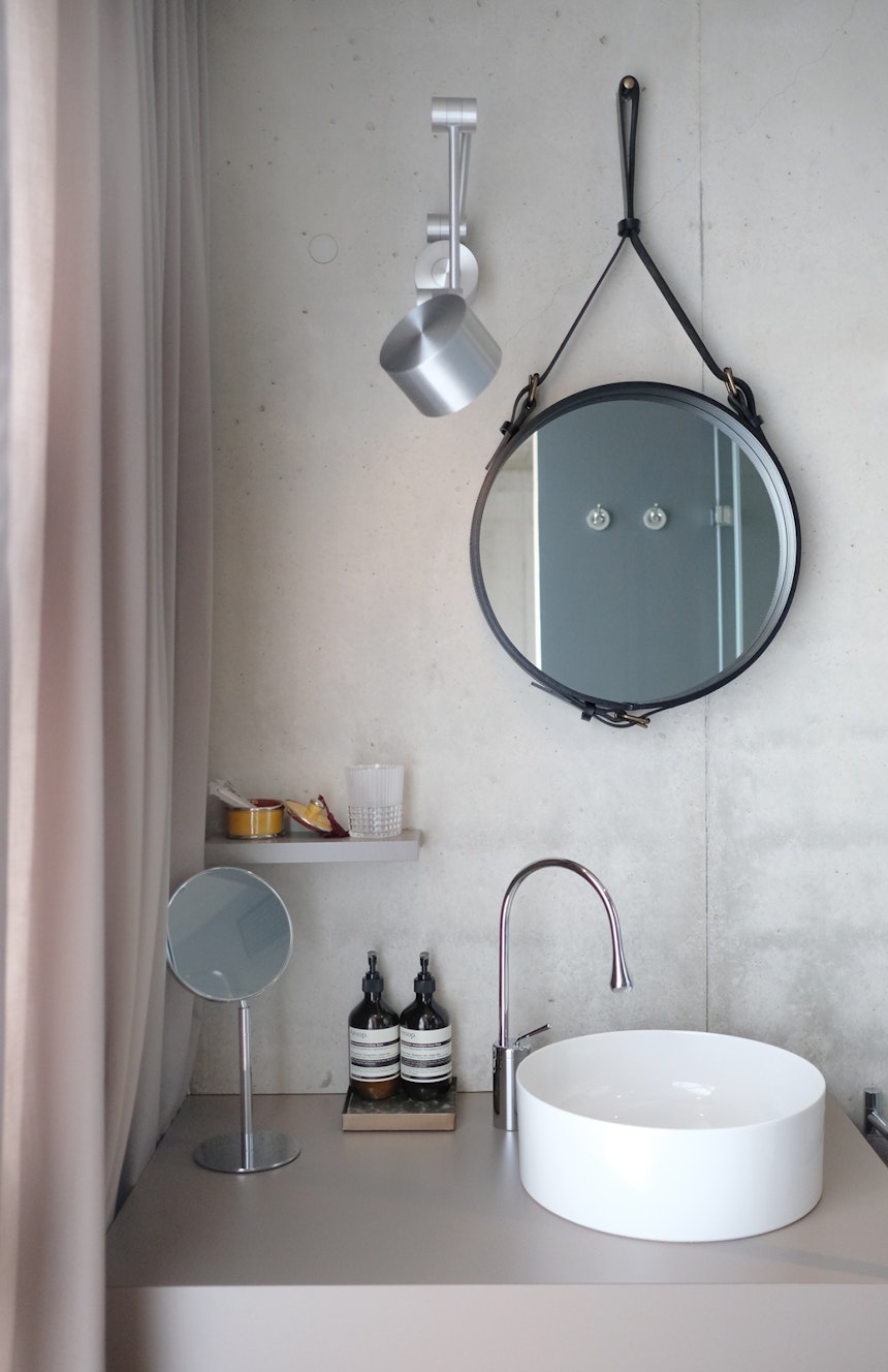 Offenes Badezimmer, separates WC – Pflegeprodukte von Aesop, feines Waschbecken (Rosenthal) & Adnet Mirror (Gubi)