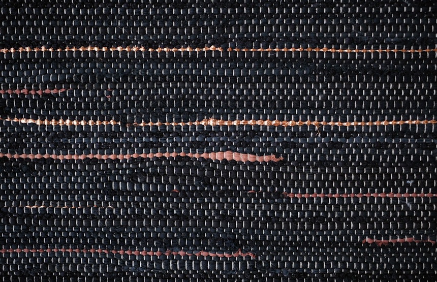 »Rug 009 Dark Copper« aus textilen Restwaren namhafter Modeunternehmen