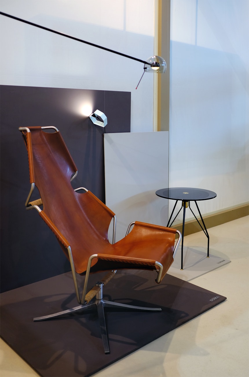 SOMA, Lounge Chair, Prototyp, Tisch LUNAR, Leuchten ORB & HEX, Simon Schmitz)