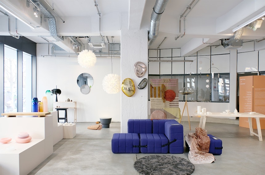 11 Designerinnen stellen ihre Werke in der Eingangshalle der frisch sanierten KantGaragen in Berlin Charlottenburg aus