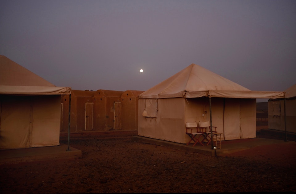 Meroe Camp – Zu den Zelten gehören kleine Badezimmer mit WC, die in einer gemauerten Hütte dahinter untergebracht sind
