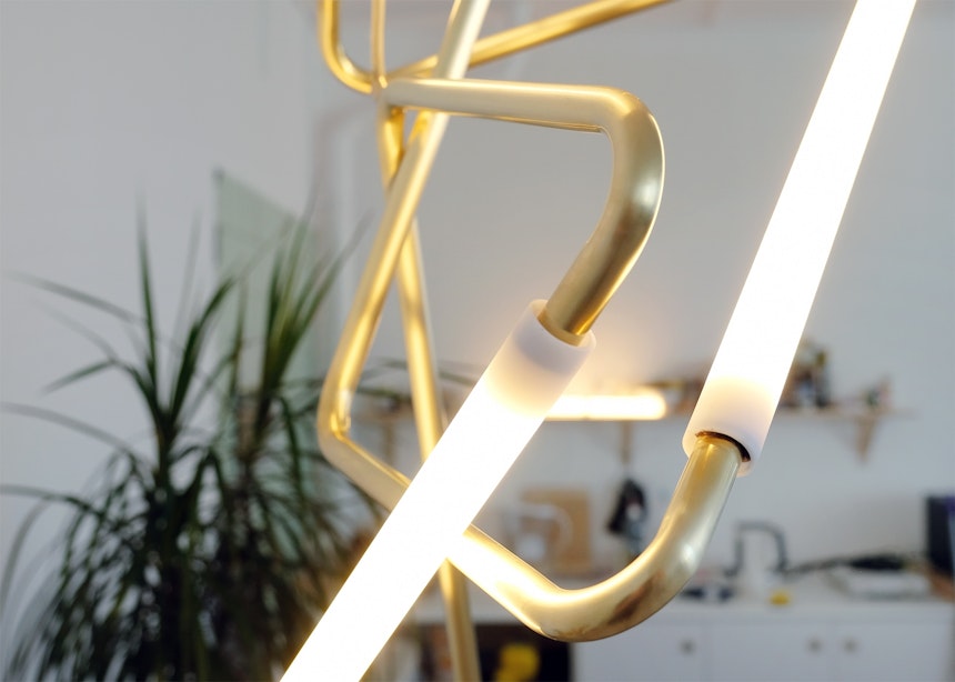 Meisterstück – Light Object 001 aus Messing und Glas, der erste Lampenentwurf der israelischen Designerin Naama Hofman