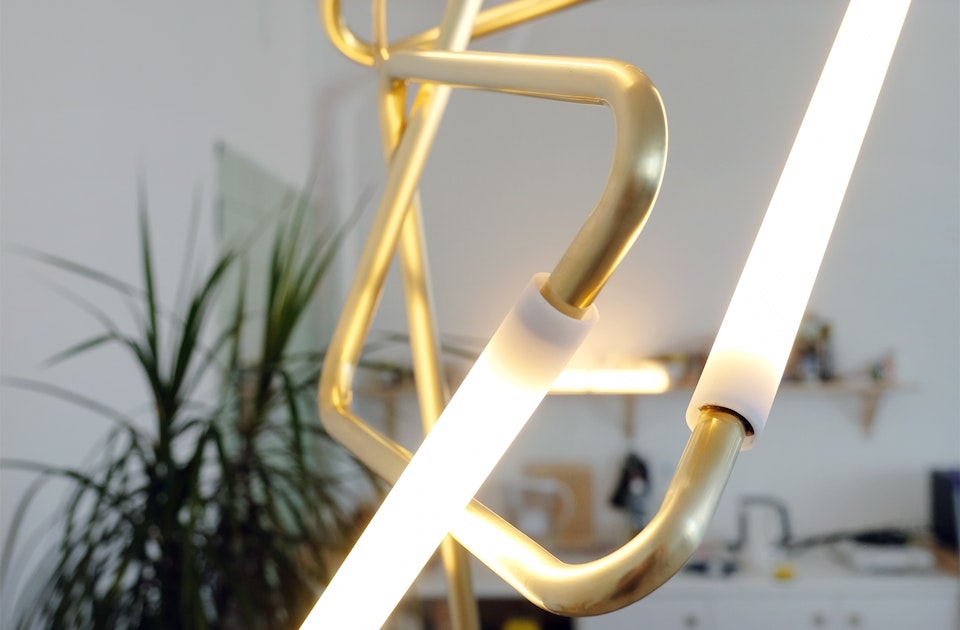 Meisterstück – Light Object 001 aus Messing und Glas, der erste Lampenentwurf der israelischen Designerin Naama Hofman