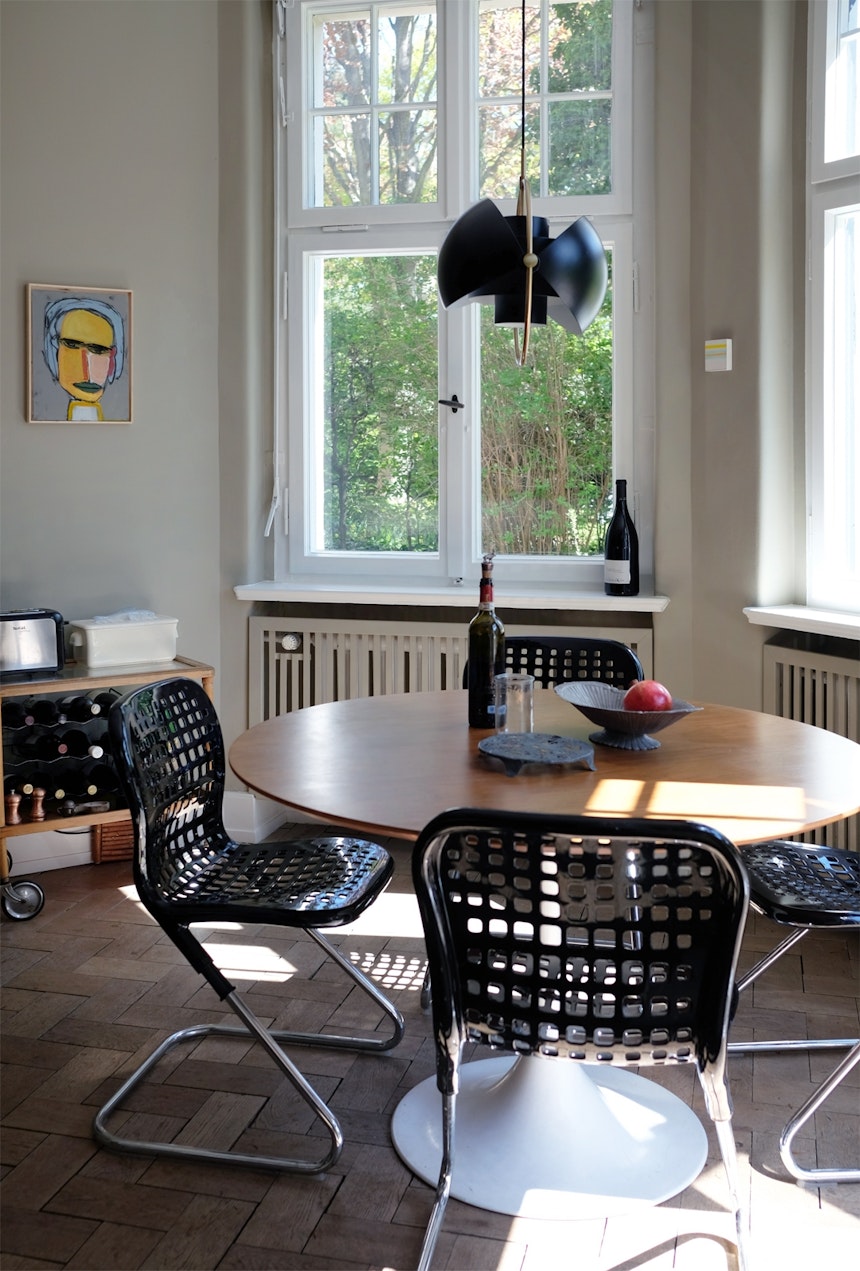 Blick in die Küche, »Nic Chairs«, Design Werner Aisslinger (Magis),  Pendelleuchte  »Multi Lite« (Gubi)