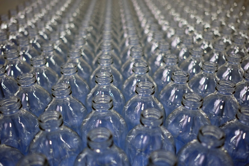 Palettenweise Flaschen im Our/Vodka Design