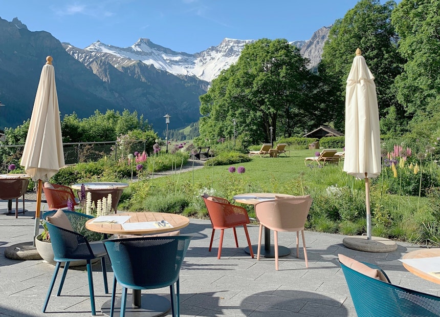 Berggipfel zum Greifen nah – Hotelterrasse des Parkhotel Bellevue in Adelboden (Outdoorstühle Stampa von Kettal)