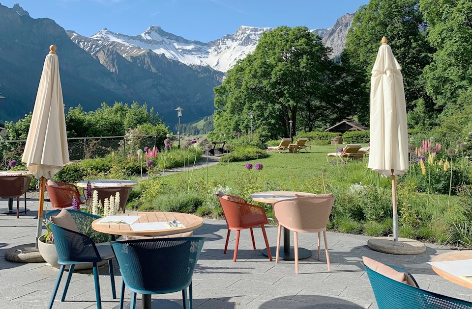 Berggipfel zum Greifen nah – Hotelterrasse des Parkhotel Bellevue in Adelboden (Outdoorstühle Stampa von Kettal)