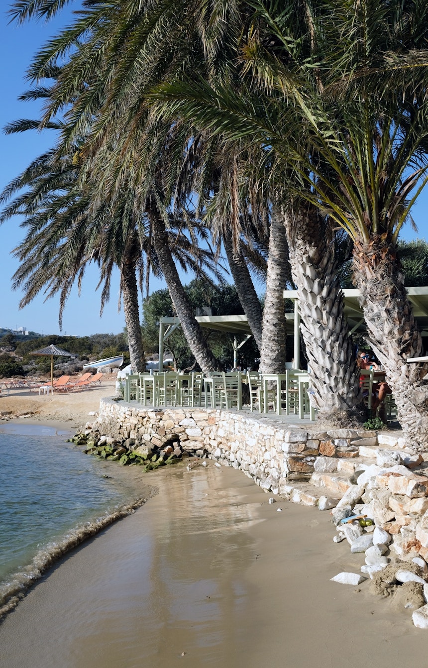 Palmenstrand Agia Irini mit perfekter Sundowner Location: Taverna Laris