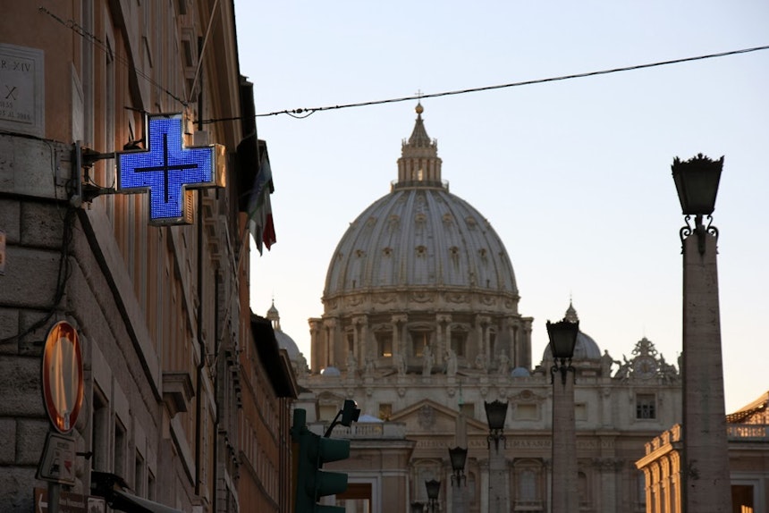 Das blaue Kreuz einer Apotheke & Petersdom